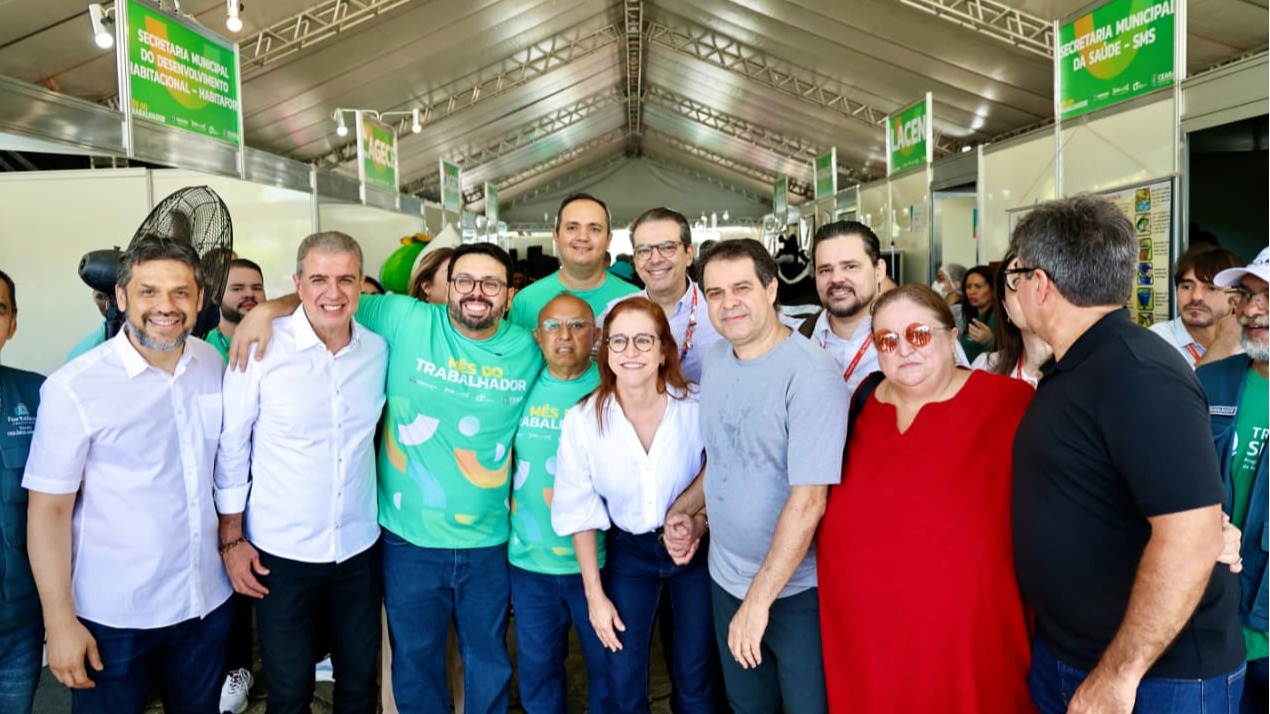Prefeito, secretários e outros servidores posam para foto durante o evento